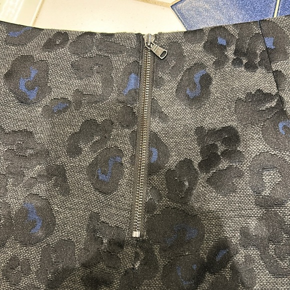 Size 4, 18 inch length. Wool/poly skirt - Picture 2 of 5